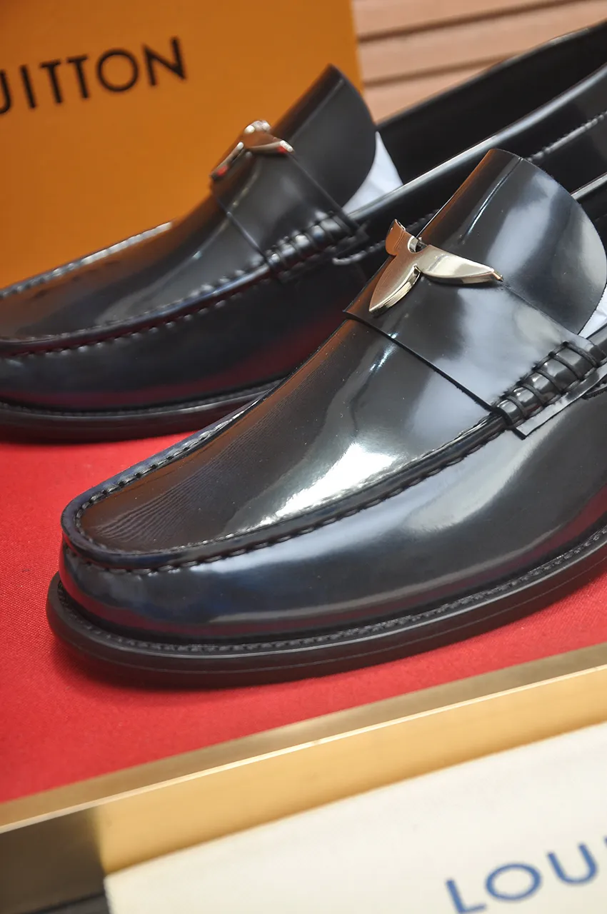 Men's men's shoes 💰560💶 [LV] (original single cowhide lining) 🍀LV's latest genuine leather business suit shoes are launched simultaneously on the official website. The first-layer cowhide imported from Italy is made of heavy gold, 💥1:1 rubber outsole from the official website. Versatile to wear, high-end without losing class, and the color combination is extraordinary. This four-season style is alluring when worn on your feet, showing off your big-name flair. Standard code 38-44 (45 customized)